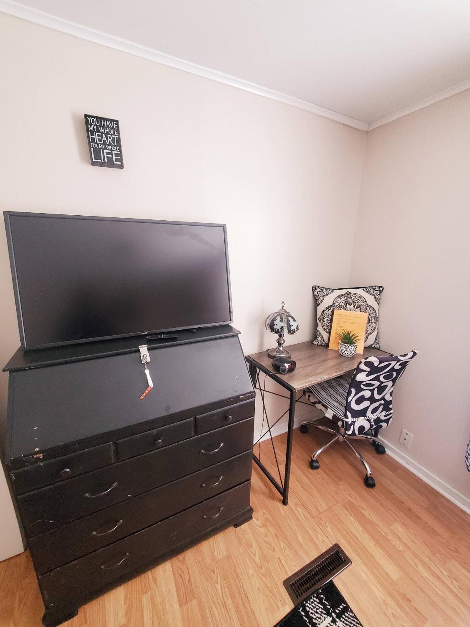 Room In Guest Room - Black-White Rm By Yale U New Haven Extérieur photo